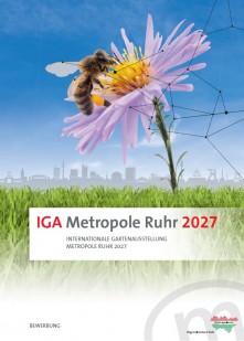 Titelbild der Bewerbung zur Internationale Gartenausstellung Metropole Ruhr 2027 (Text). Das Bild zeigt eine Wiese auf der eine Blume durch eine Biene bestäubt wird. Im Hintergrund ist die Skyline der Metropole Ruhr zu sehen. - RVR/IGA