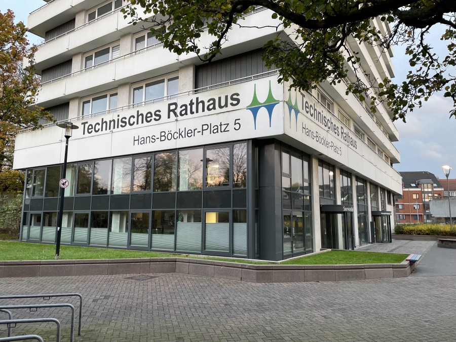 Technisches Rathaus in Mülheim an der Ruhr (Hans-Böckler-Platz 5) - Außenaufnahme Eingangsbereich. - Online Team, Referat I - Helena Grebe