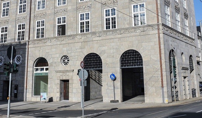 Ansicht auf Eingang Bürgeragentur, Schollenstraße 2, ohne Rathausturm - Walter Schernstein